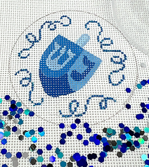 Hanukkah Round w/ Clear Dome & Confetti – Dreidel w/ Sparkly Streamers – On White JMD-06